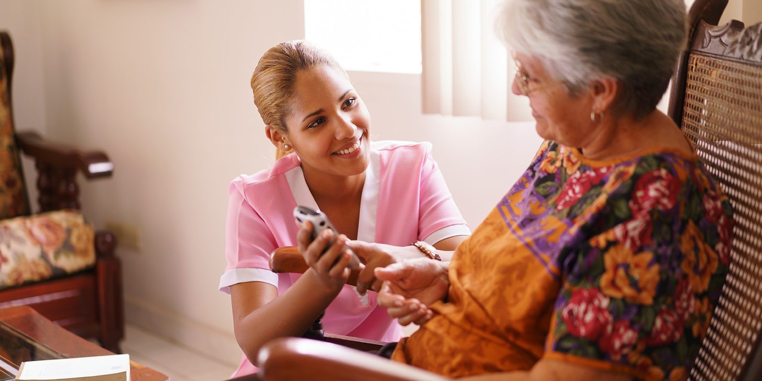 Dịch vụ chăm sóc người già tại nhà TPHCM mang đến những lợi ích gì?